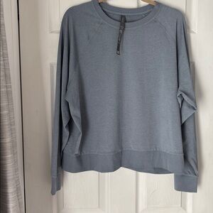 Vuori Women's halo blue Crew Neck Sweater EUC
